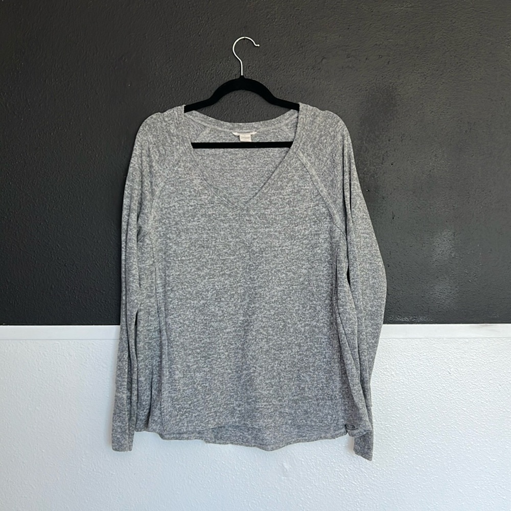 Caslon gray vneck long sleeve fuzzy sweater tshirt large